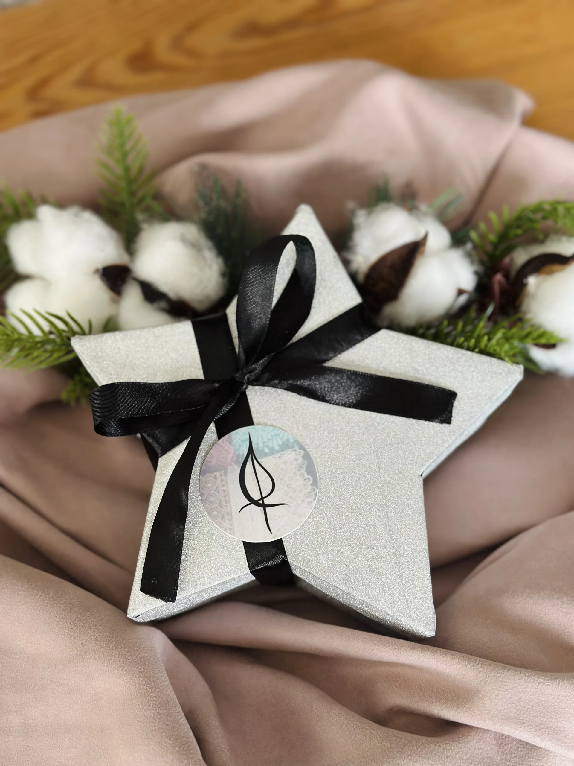 Коледна DIY кутия - декорирай сама орнаменти за елха